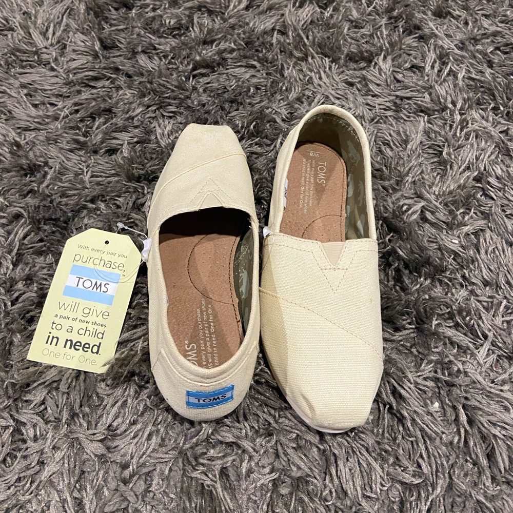 BRAND NEW Toms Flats